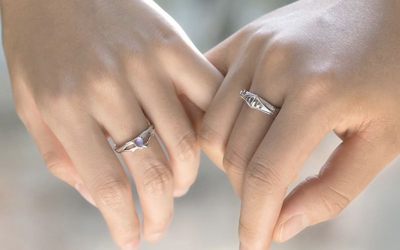 Đeo nhẫn ngón giữa