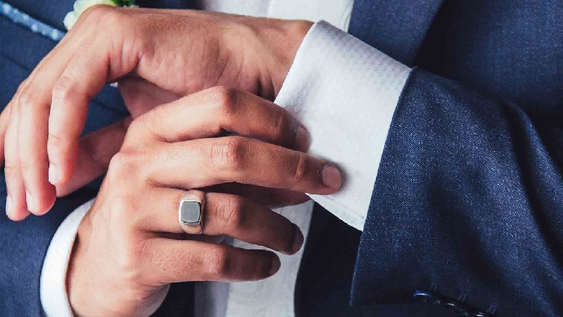 Nên đeo nhẫn tay trái hay tay phải