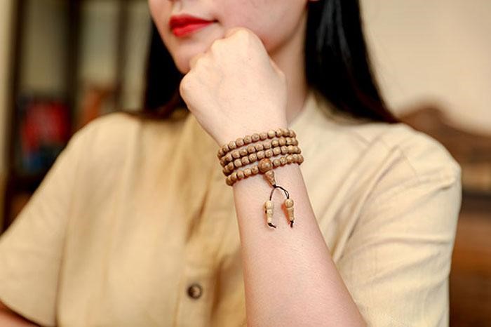 Công dụng khi đeo chuỗi trầm hương 108 hạt lên tay