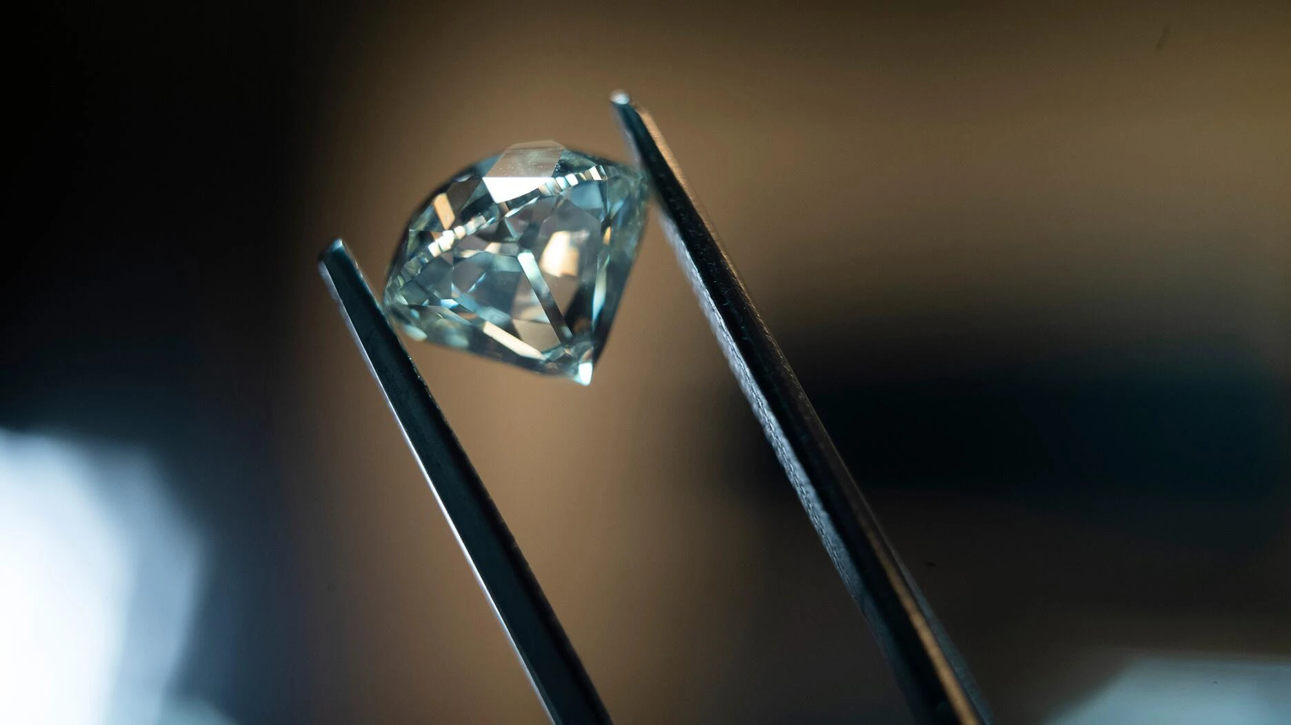 Ý nghĩa của đá Moissanite