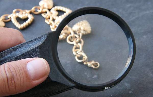 Sử dụng kính lúp và kiến thức để kiểm định rõ ràng hơn