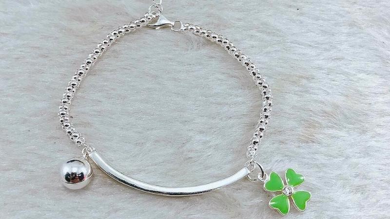 Charm cỏ bốn lá – Biểu tượng cổ điển của sự may mắn