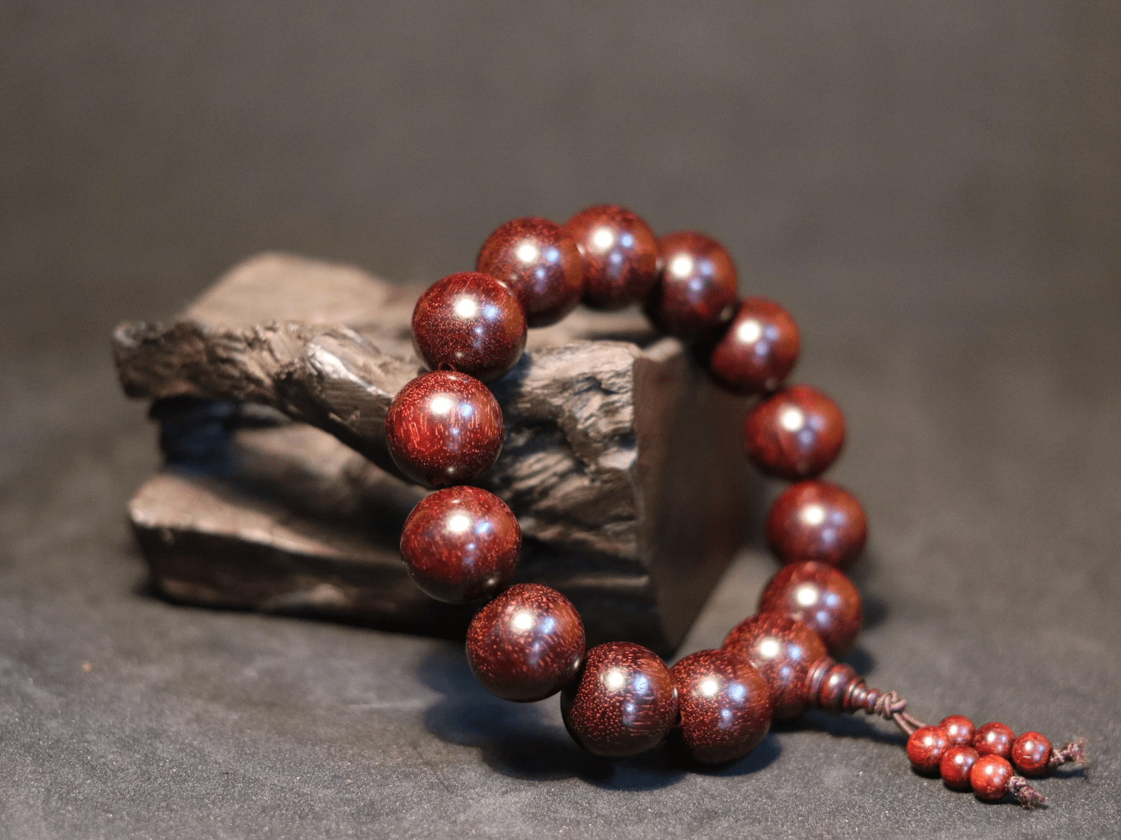 Gỗ Tử Đàn – Giá trị vượt ngoài một món trang sức